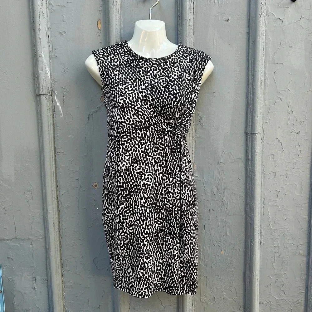 Diane Von  Furstenberg Twisty Clean Black & White Silk Jersey Shift, size 4